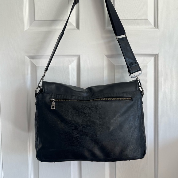 Matt & Nat vegan leather messenger bag - Picture 2 of 10